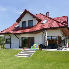 Jak wyrównać pochyłą działkę i uniknąć kosztownych błędów