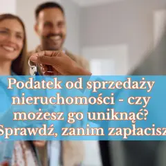 Para przekazuje klucze do nieruchomości, uśmiechając się.