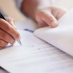 Jak sprawdzić licencję pośrednika nieruchomości i uniknąć oszustw