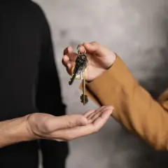 Kto płaci pośrednikowi nieruchomości? Odkryj ukryte koszty transakcji