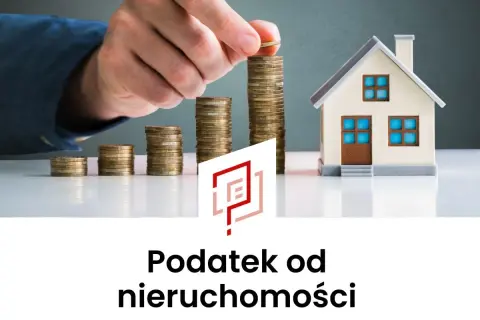 Dłoń kładzie monetę na stosie monet obok modelu domu.