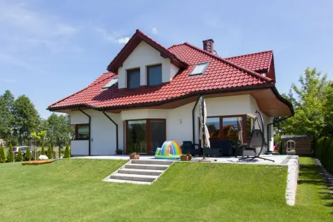 Jak wyrównać pochyłą działkę i uniknąć kosztownych błędów