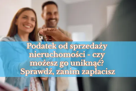 Para przekazuje klucze do nieruchomości, uśmiechając się.