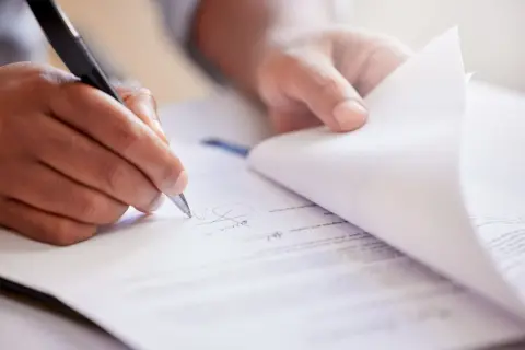 Jak sprawdzić licencję pośrednika nieruchomości i uniknąć oszustw