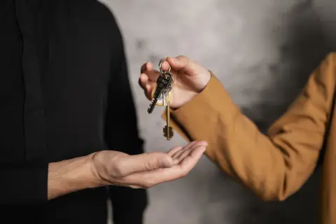 Kto płaci pośrednikowi nieruchomości? Odkryj ukryte koszty transakcji