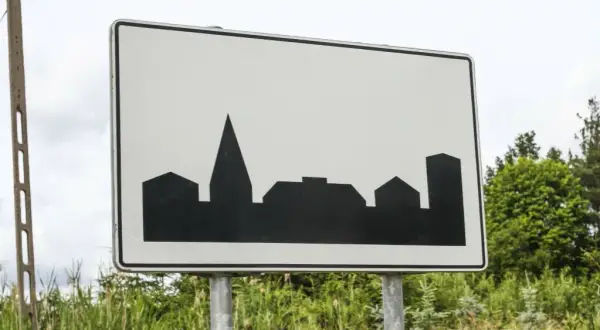Znak D-42 a prędkość: czy teren zabudowany odwołuje ograniczenie?