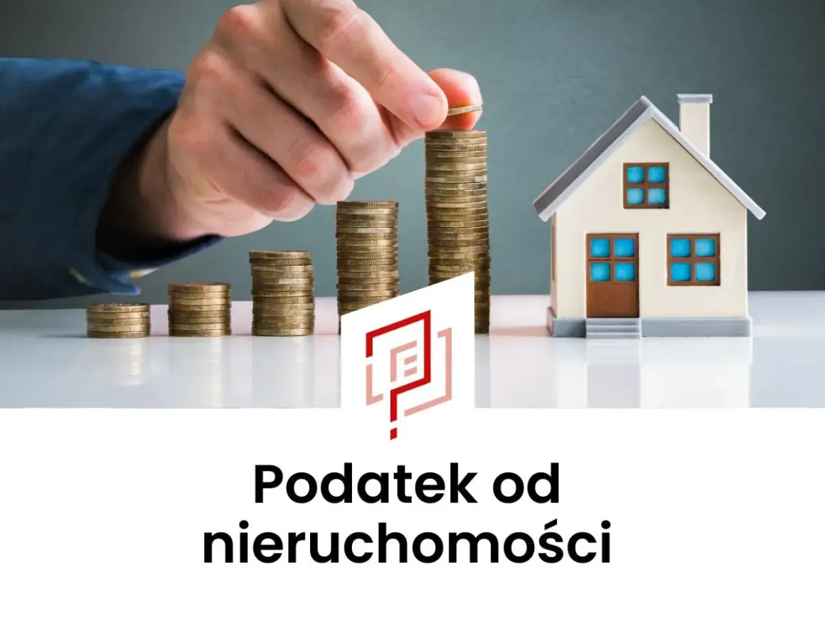 Dłoń kładzie monetę na stosie monet obok modelu domu.