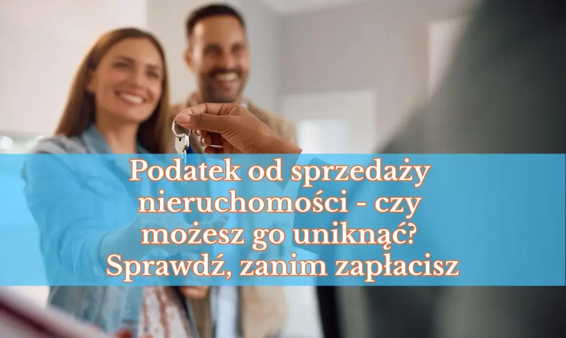 Para przekazuje klucze do nieruchomości, uśmiechając się.