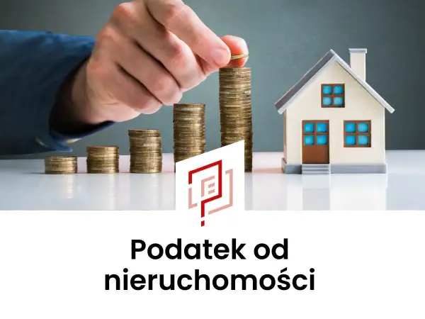 Dłoń kładzie monetę na stosie monet obok modelu domu.