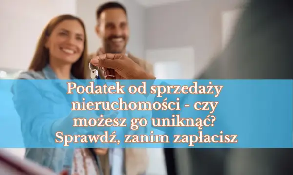 Para przekazuje klucze do nieruchomości, uśmiechając się.